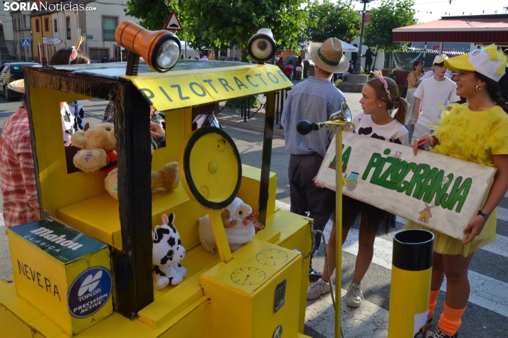 En im&aacute;genes: Tardelcuende celebra sus fiestas de la Juventud con una charanga de disfraces