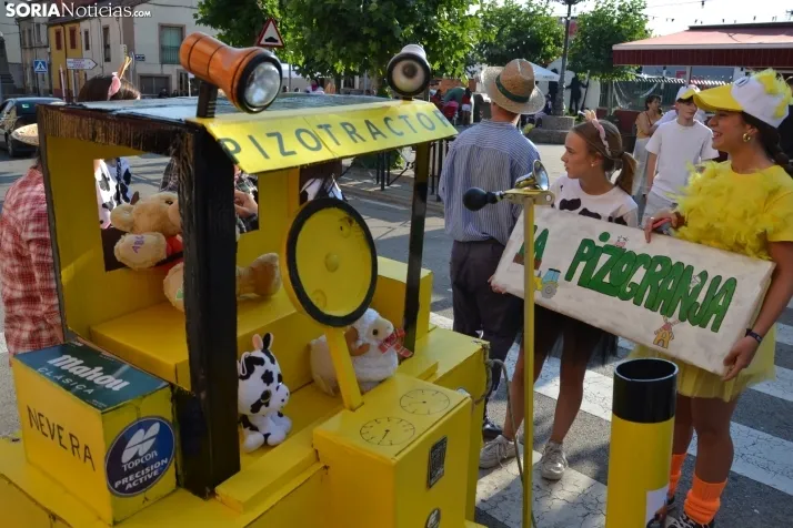 En im&aacute;genes: Tardelcuende celebra sus fiestas de la Juventud con una charanga de disfraces