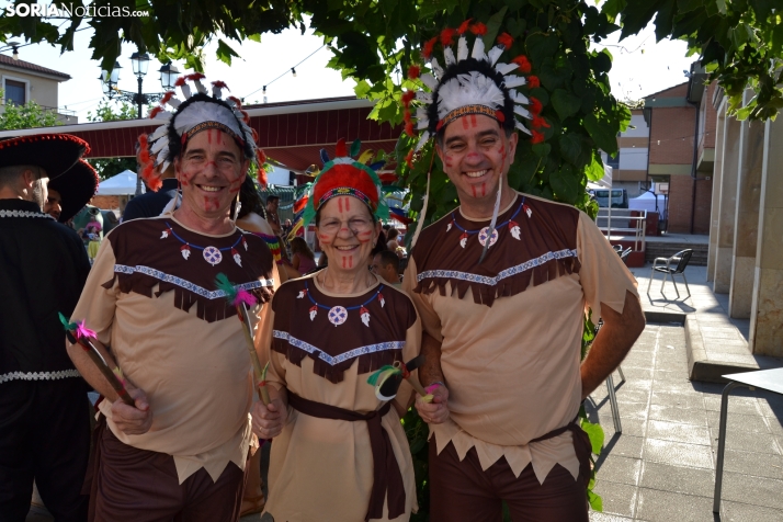 En im&aacute;genes: Tardelcuende celebra sus fiestas de la Juventud con una charanga de disfraces