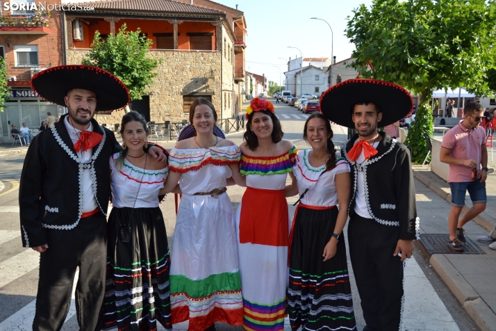 En im&aacute;genes: Tardelcuende celebra sus fiestas de la Juventud con una charanga de disfraces