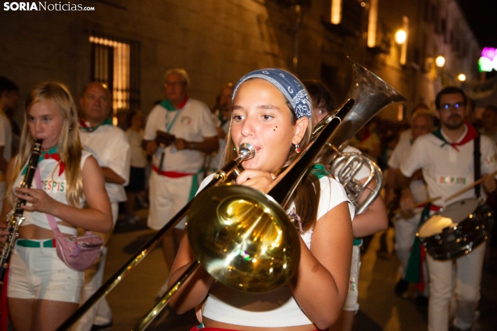 Desfile de las peñas en El Burgo 2025 
