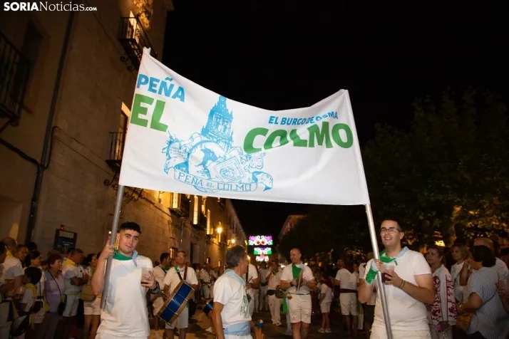 Desfile de las peñas en El Burgo 2025 