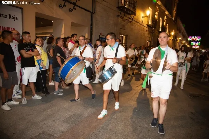Desfile de las peñas en El Burgo 2025 