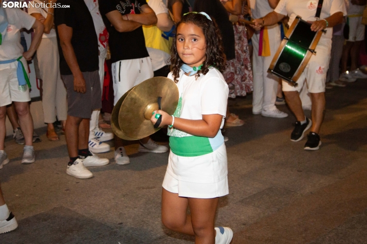 Desfile de las peñas en El Burgo 2025 