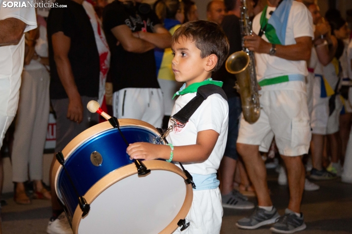 Desfile de las peñas en El Burgo 2025 