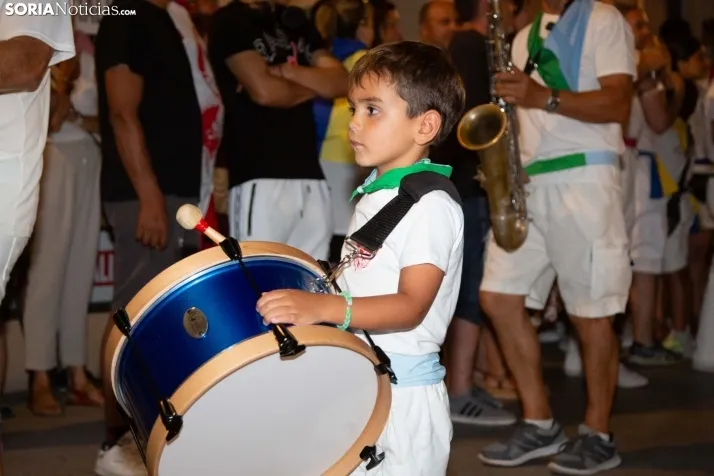 Desfile de las peñas en El Burgo 2025 