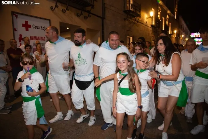 Desfile de las peñas en El Burgo 2025 