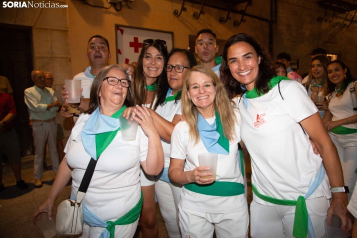 Desfile de las peñas en El Burgo 2025 