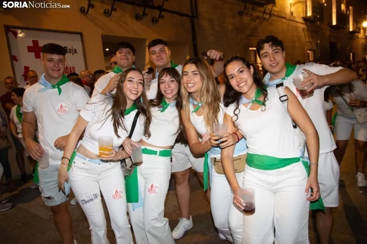 Desfile de las peñas en El Burgo 2025 