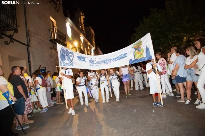 Desfile de las peñas en El Burgo 2025 