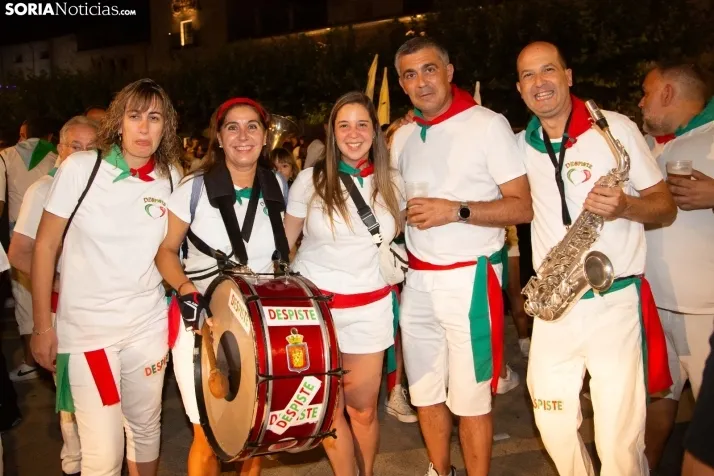 Desfile de las peñas en El Burgo 2025 