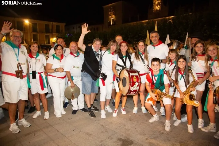 Desfile de las peñas en El Burgo 2025 