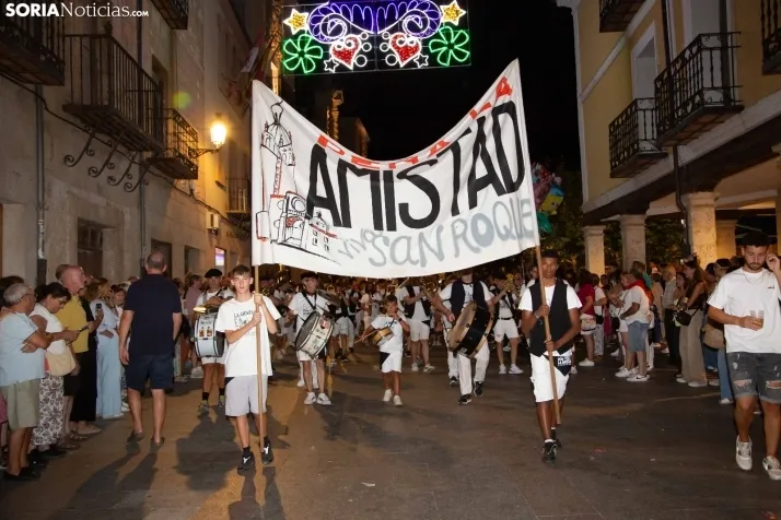 Desfile de las peñas en El Burgo 2025 