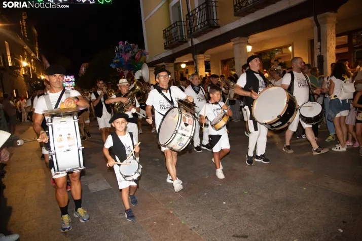 Desfile de las peñas en El Burgo 2025 