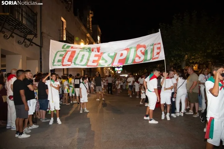 Desfile de las peñas en El Burgo 2025 