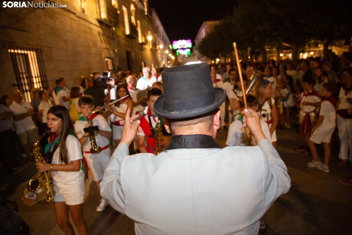 Desfile de las peñas en El Burgo 2025 