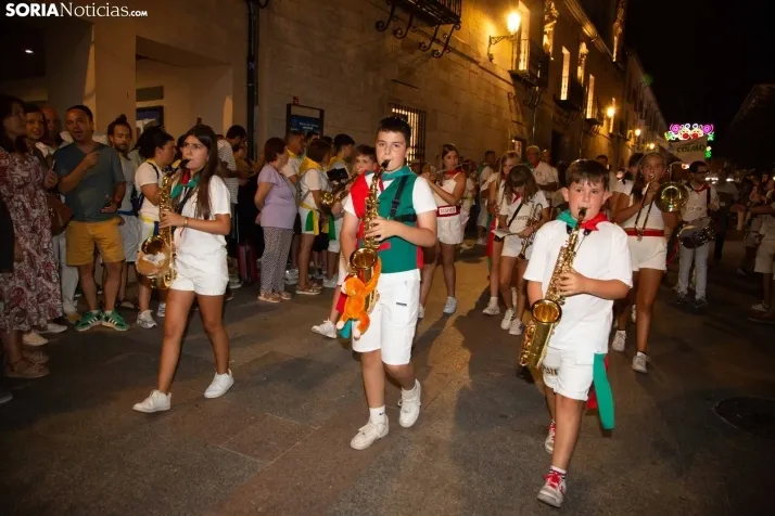 Desfile de las peñas en El Burgo 2025 