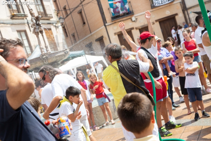 El Burgo se refresca con sus cucañas