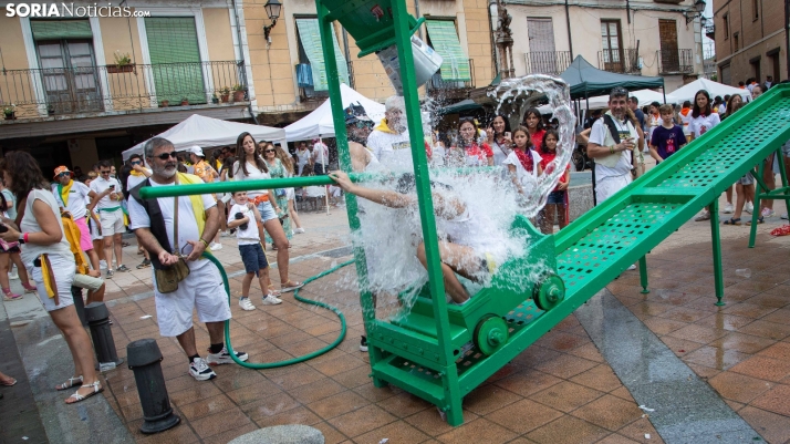 GALERÍA | El Burgo se refresca con sus cucañas