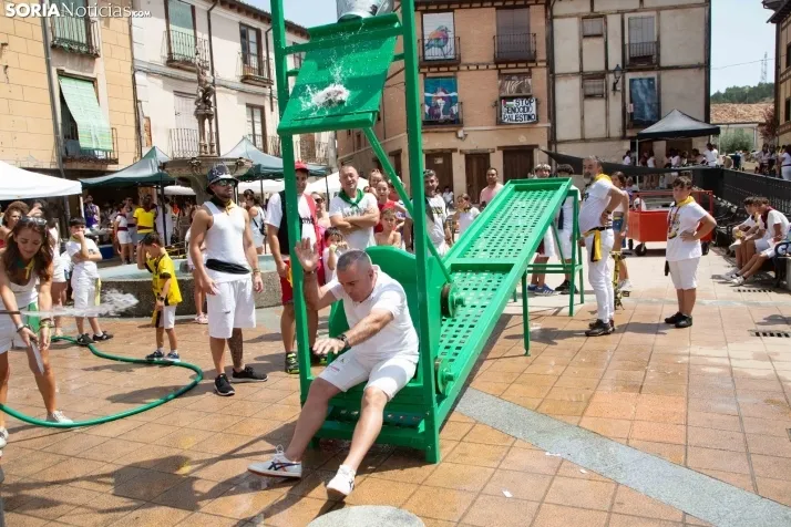 El Burgo se refresca con sus cucañas