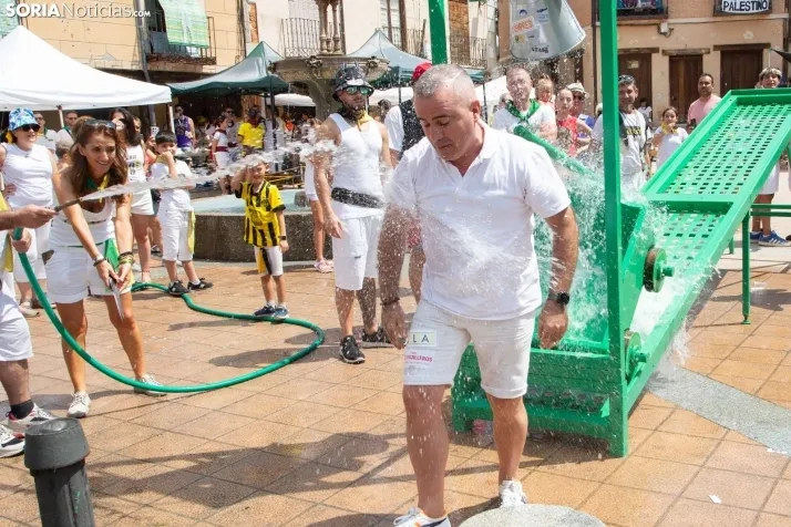 El Burgo se refresca con sus cucañas