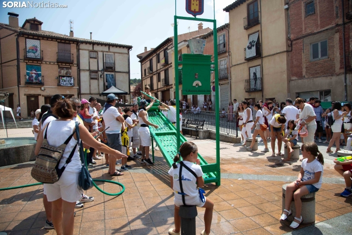 El Burgo se refresca con sus cucañas
