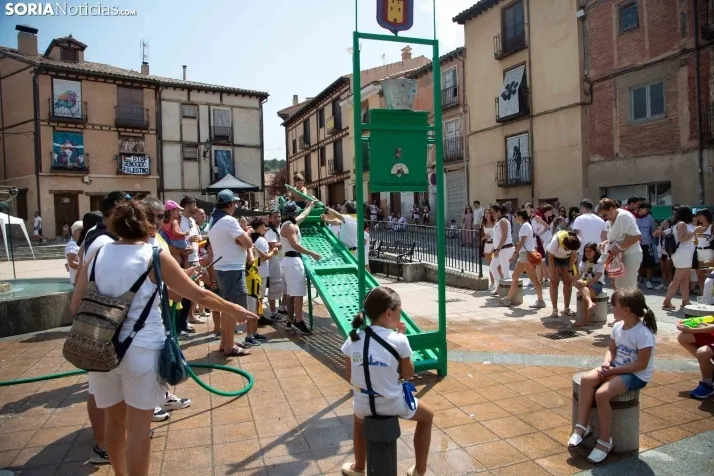 El Burgo se refresca con sus cucañas