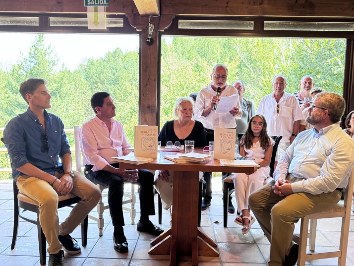 Valdelavilla presenta el libro 'Piedra, luz y encinas'