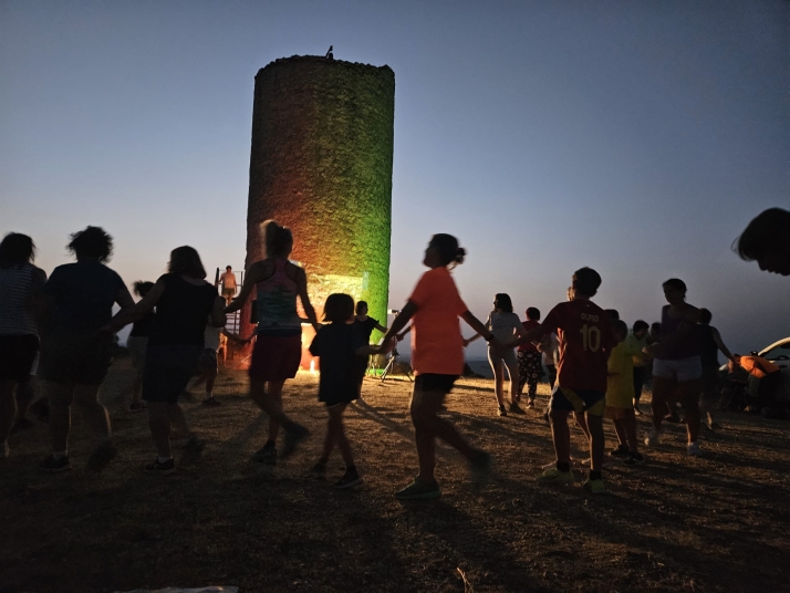 La Atalaya nocturna de Quintanilla de Tres Barrios re&uacute;ne a un centenar de personas