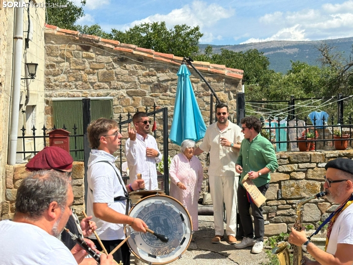 Villar del R&iacute;o vive su tradicional recogida de la peseta