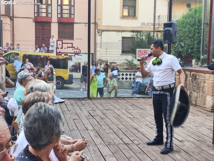 Los mariachis dejan peque&ntilde;as las ruinas de San Nicol&aacute;s