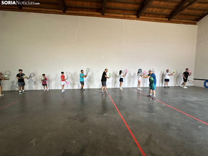 El centenario trinquete de Oteruelos revive su esplendor con un cl&iacute;nic de frontenis para todas las edad