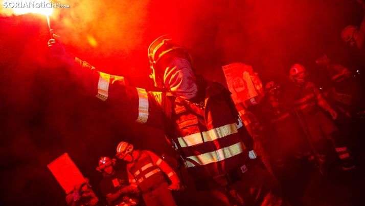 En imágenes: Los bomberos forestales recuerdan a Nacho y piden dimisiones en la Junta 