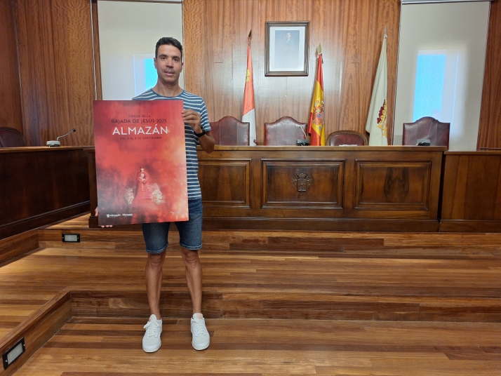 Enrique Fernández Pinedo, con el cartel de las fiestas de septiembre de este 2025. 