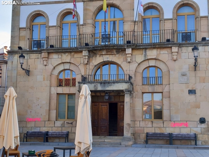 Actos vand&aacute;licos en Covaleda: aparecen pintadas en la fachada del Ayuntamiento