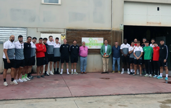 Foto de familia de la visita del equipo amarillo a las instalaciones de REBI. 