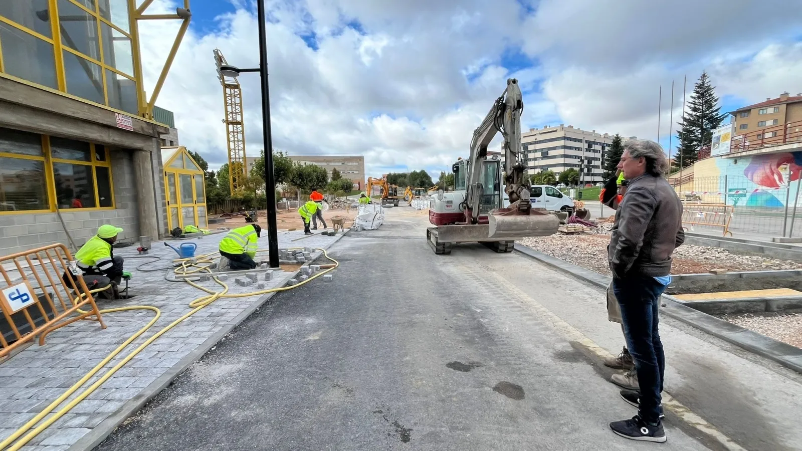 Foto 2 - El aparcamiento de Los Pajaritos se transforma con 3.000 metros cuadrados de zonas verdes