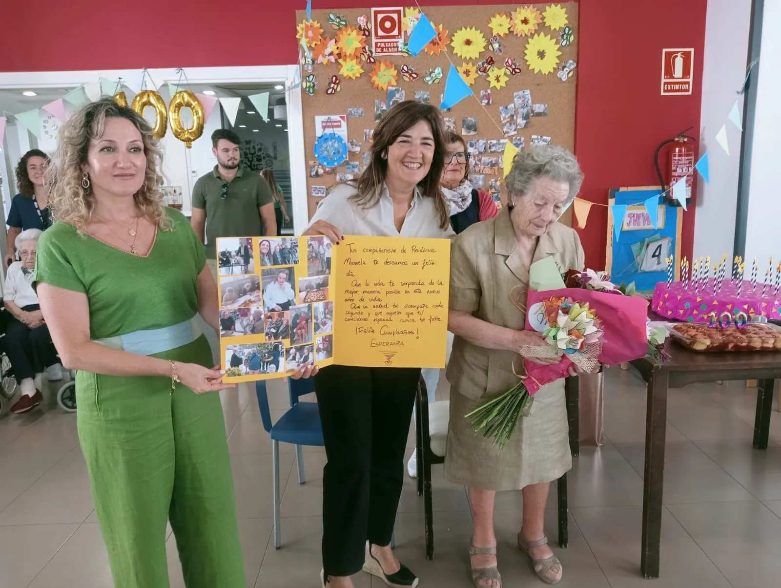 Foto 2 - Esperanza Gallardo celebra su centenario en Soria rodeada de familiares y amigos