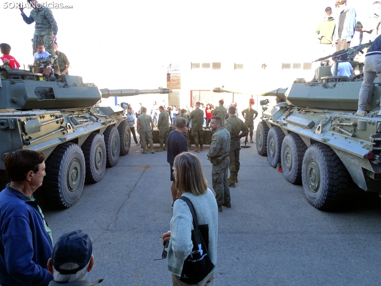 Foto 2 - CR&Oacute;NICA Y FOTOS | El 'Centauro', el carro de combate que fascina a los escolares burgenses