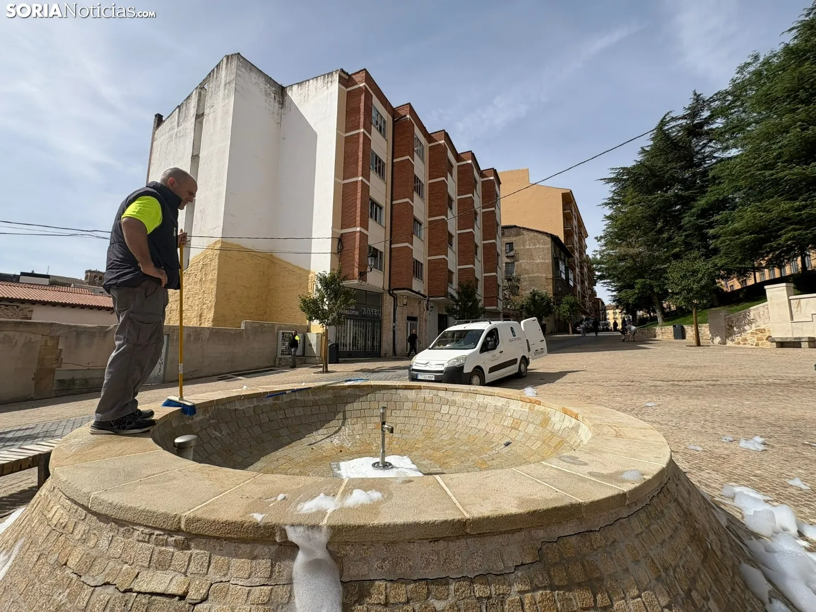 Espuma en la fuente de la plaza de El Carmen