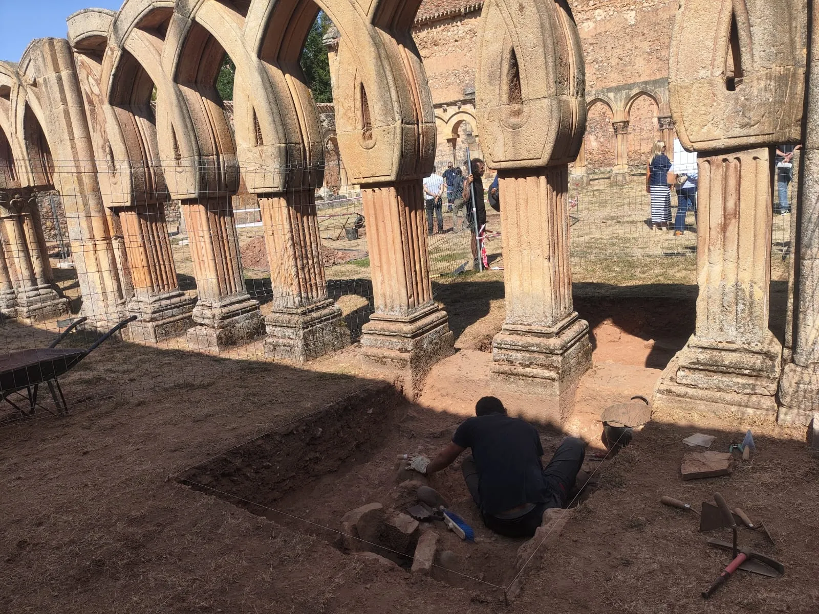 Foto 7 - Las excavaciones en los Arcos de San Juan de Duero dejan al descubierto varios enterramientos y un sorprendente pozo