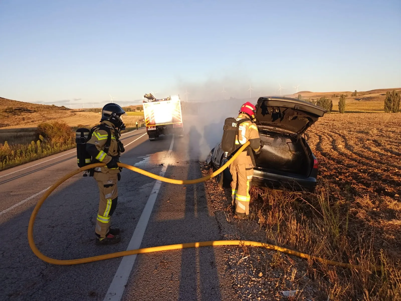 Foto 2 - Arde un coche en la CL-116 cerca de Mor&oacute;n de Almaz&aacute;n