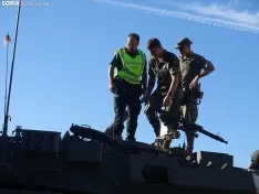 Foto 4 - CR&Oacute;NICA Y FOTOS | El 'Centauro', el carro de combate que fascina a los escolares burgenses
