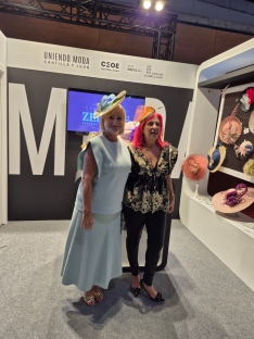 Una imagen de la visita de la consejera a la cita madrileña. /Jta.