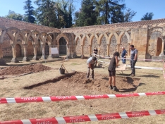 Foto 4 - Las excavaciones en los Arcos de San Juan de Duero dejan al descubierto varios enterramientos y un sorprendente pozo