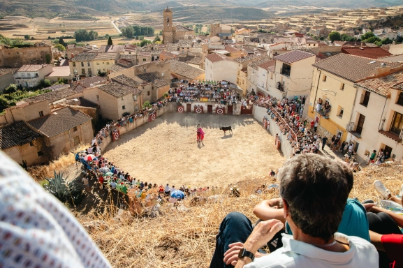La intrahistoria de 3 jóvenes que sueñan con ser toreros y una plaza excavada en la roca hace casi 500 años, en fotos