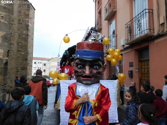 GALERÍA | Ni la lluvia consigue detener el desfile de los diablillos de San Miguel 2025 de Ágreda