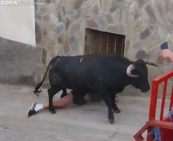 Vídeo: Cogida en el encierro de Deza