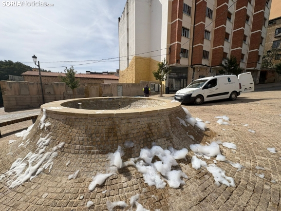 La espuma vuelve a las fuentes sorianas, en esta ocasión tiran detergente en la plaza del Carmen