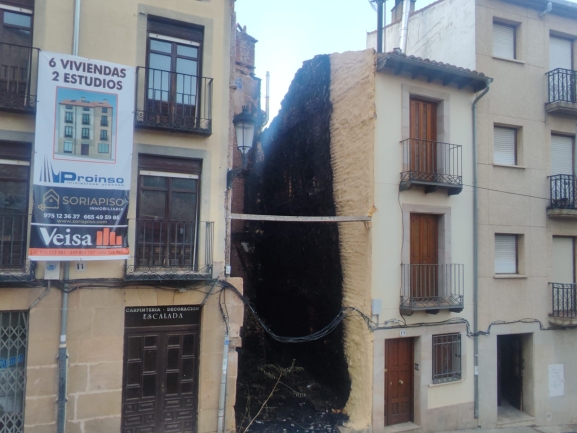 Los bomberos intervienen en un incendio en el centro de Soria